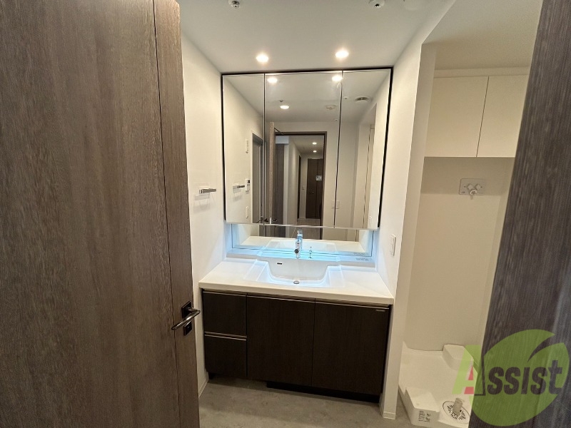 洗面設備　大きくて使いやすそうな独立洗面台になっています。