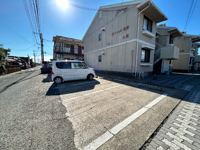 【セジュール住吉　Ａ棟の駐車場】