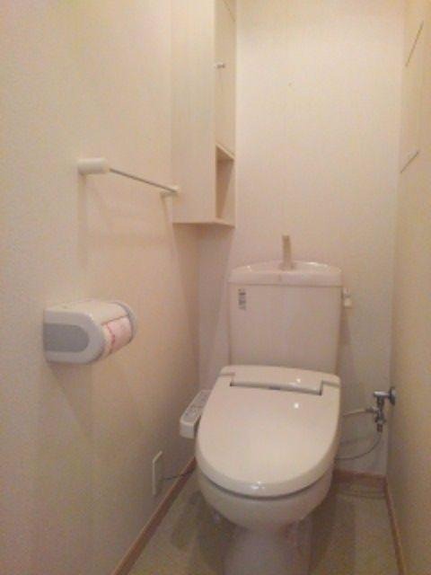 トイレ　温水洗浄便座です。