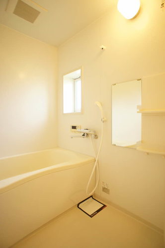 バス・シャワールーム　換気と採光を考慮した小窓があって明るいバスルーム