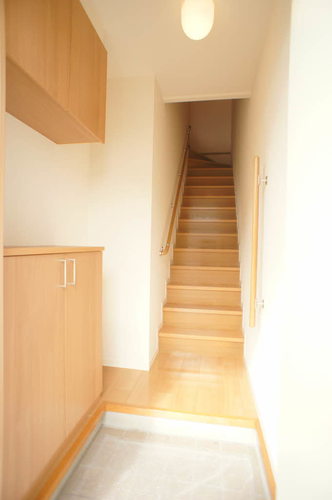 玄関　玄関収納が上下に分かれており棚に小物が置けてとても便利