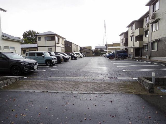 【つくば市東のアパートの駐車場】