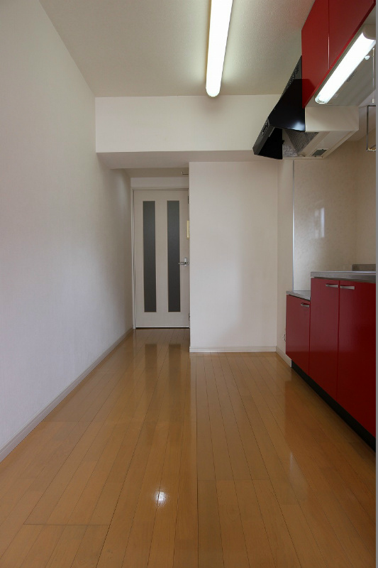 居室・リビング　赤を基調としたおしゃれな色遣いのキッチンです