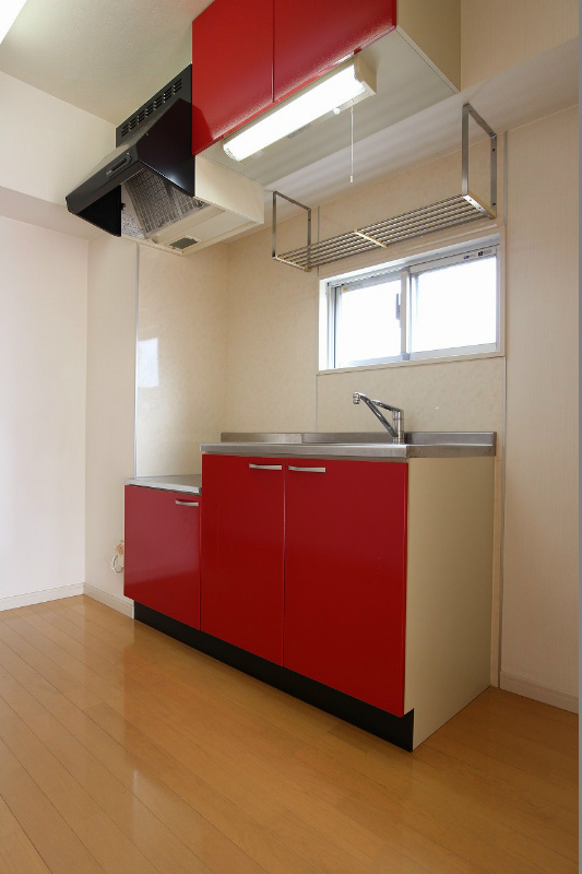 キッチン　赤を基調としたおしゃれな色遣いのキッチンです
