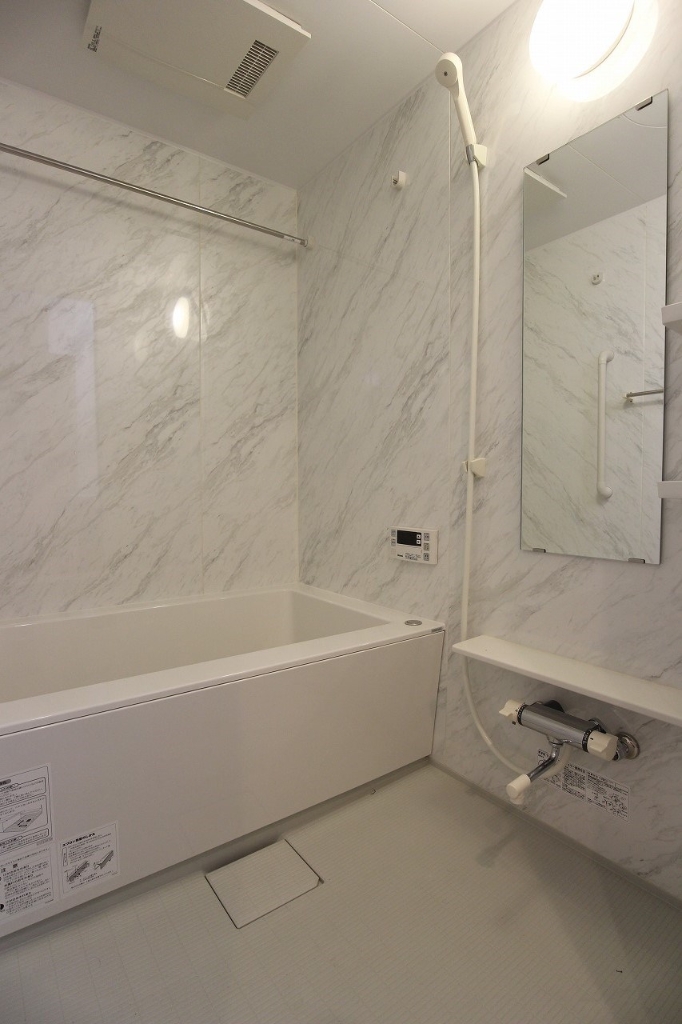 バス・シャワールーム　幅広タイプの浴室を採用。