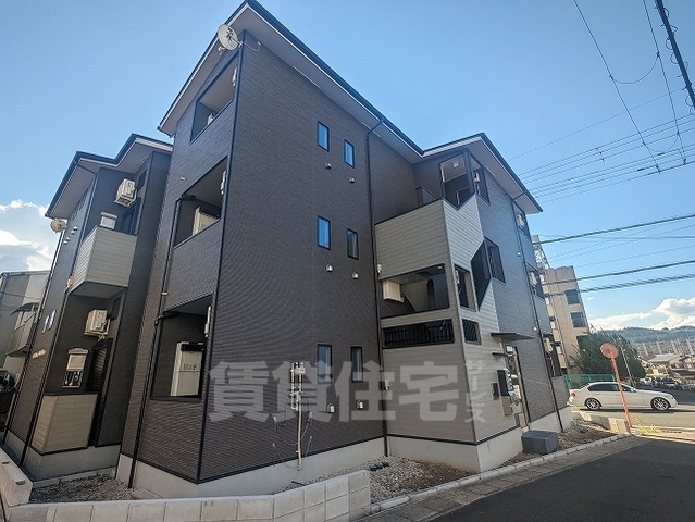 京都市伏見区石田大山町のアパートの建物外観