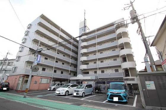 【岡山市北区厚生町のマンションの建物外観】