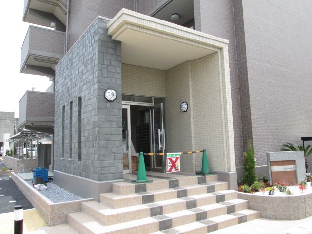 【岐阜市城東通のマンションのエントランス】