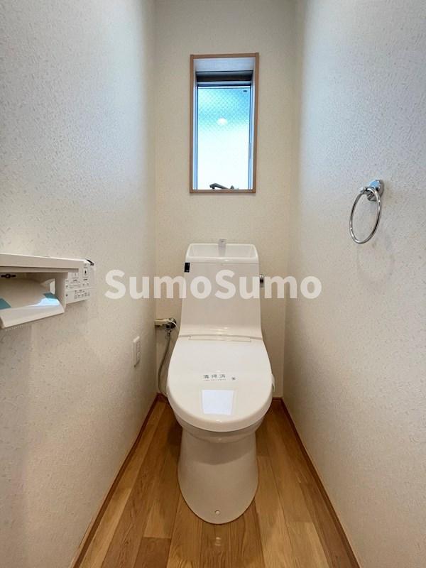 トイレ　落ち着いた色調のトイレです