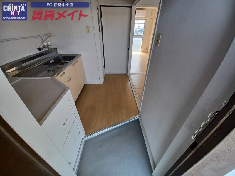 玄関　同物件別部屋の写真