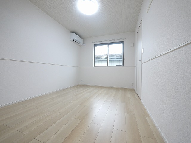 その他部屋・スペース　開放的な寝室です