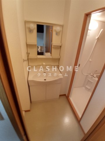 洗面設備　同物件の別部屋になります。