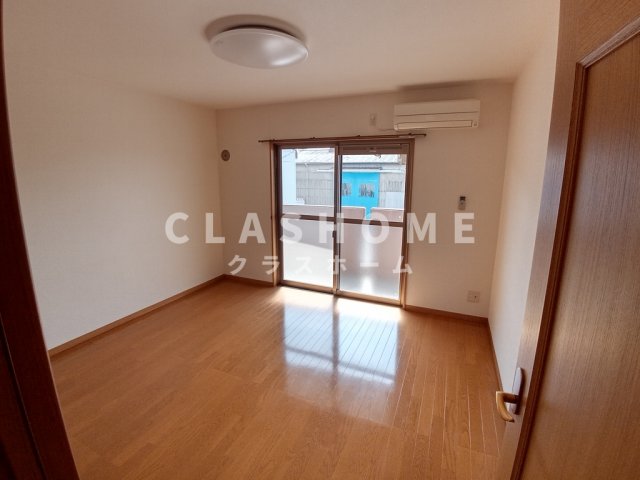 居室・リビング　同物件の別部屋になります。