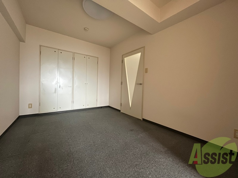 その他部屋・スペース　別の角度から洋室を撮影しました。コンセントも多くあって安心。