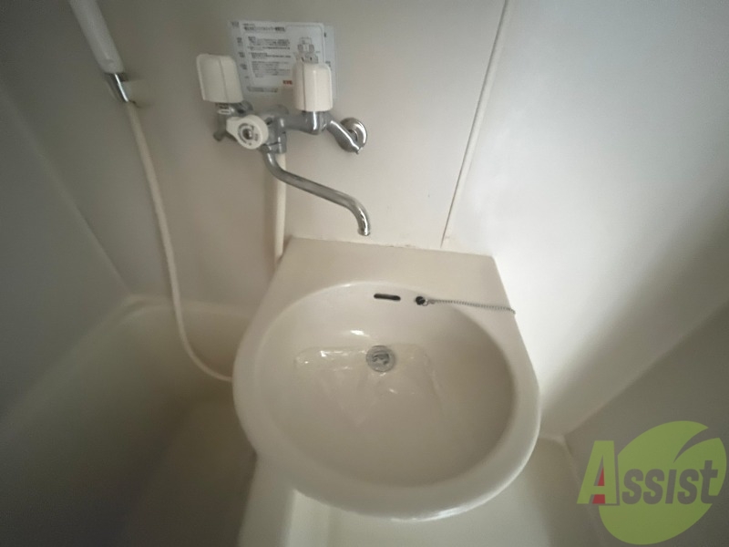 洗面設備　洗面台です。シンプルなつくりなのでお手入れしやすそうですね。