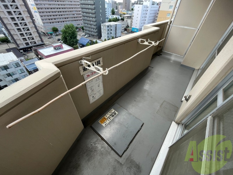 バルコニー　バルコニー。洗濯物がはかどりそうな広さがありますよ。