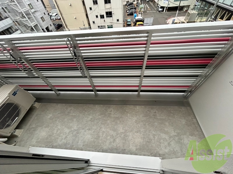 バルコニー　バルコニーは洗濯物を干すには充分な広さです。