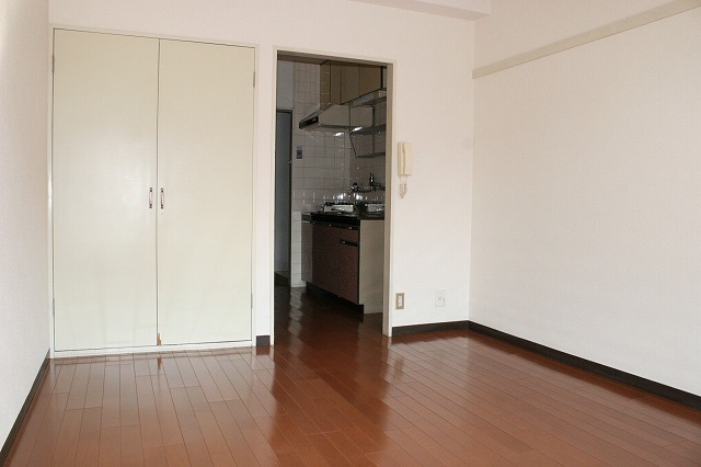 居室・リビング　明るい色調の室内です