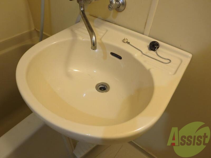 洗面設備　お風呂と一体化の洗面台、シャワーと歯磨き一緒にできます。