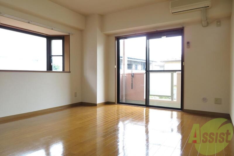 居室・リビング　陽当りの良いお部屋ですねー。ポカポカして気持ちよさそうです。