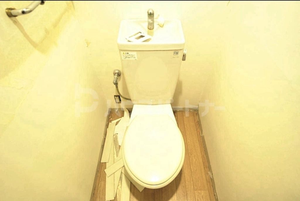 トイレ　リフォーム中のお写真です。