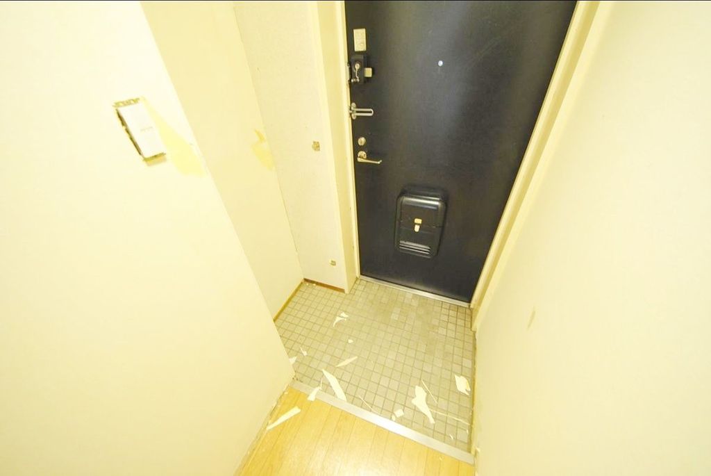 玄関　リフォーム中のお写真です。