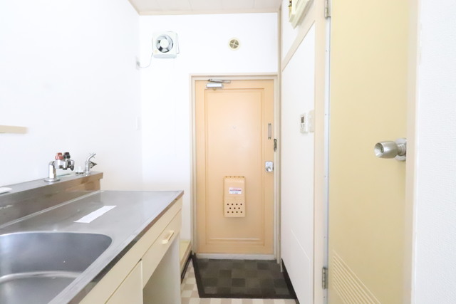 玄関　玄関のドアには磁石が付きます。