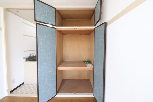 収納　扉が大きく開く収納です。奥行きがあります。