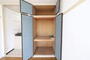 収納　扉が大きく開く収納です。奥行きがあります。