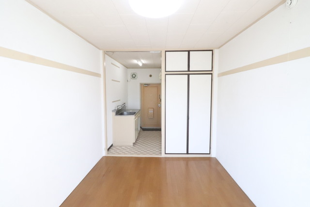 居室・リビング　南東向きの明るい居室です。