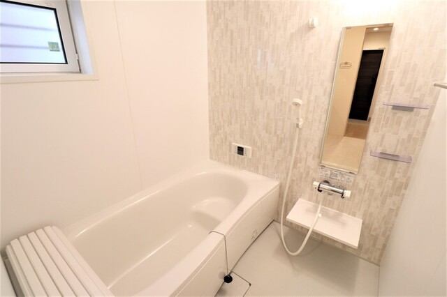 バス・シャワールーム　窓付きバスルーム