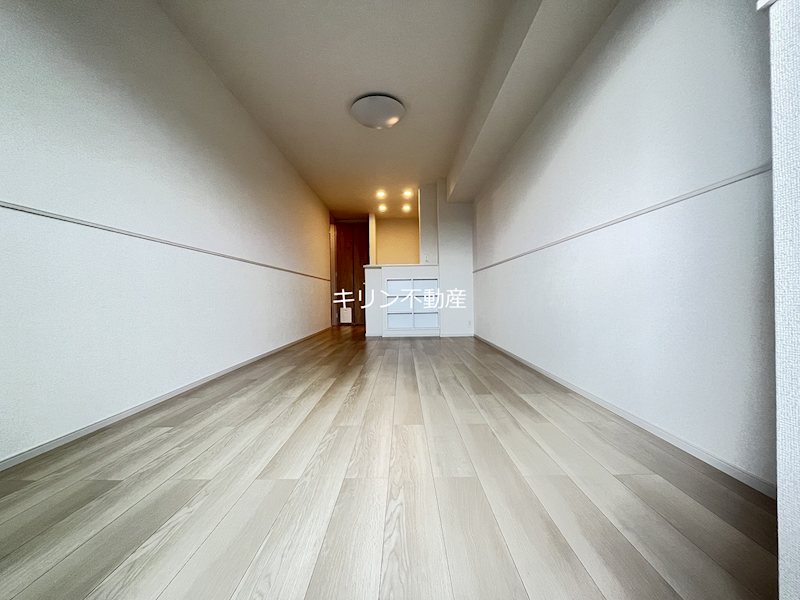 居室・リビング　同建会社同モデル。床材及び建具の色や設備等は実際の室内にてご