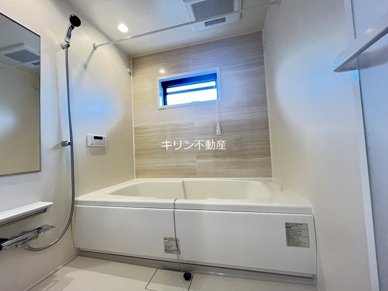 バス・シャワールーム　同建会社同モデル。床材及び建具の色や設備等は実際の室内にてご