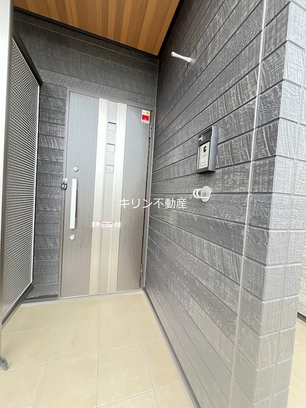 玄関　同建会社同モデル。床材及び建具の色や設備等は実際の室内にてご