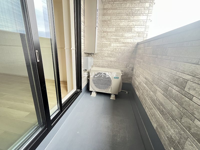 バルコニー　同建会社同モデル。床材及び建具の色や設備等は実際の室内にてご