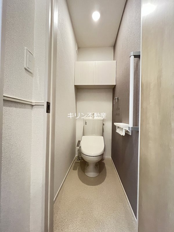 トイレ　同建会社同モデル。床材及び建具の色や設備等は実際の室内にてご