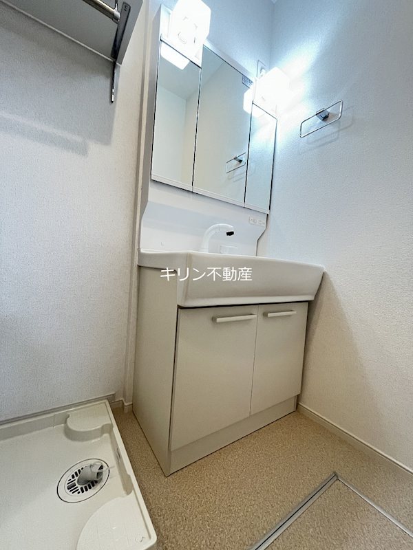 洗面設備　同建会社同モデル。床材及び建具の色や設備等は実際の室内にてご
