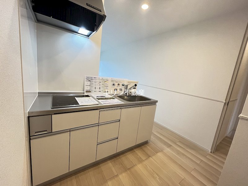 キッチン　同建会社同モデル。床材及び建具の色や設備等は実際の室内にてご