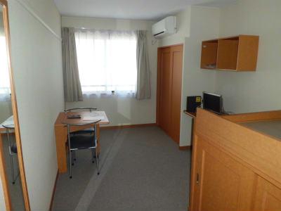 居室・リビング　カーペット敷きの居室。