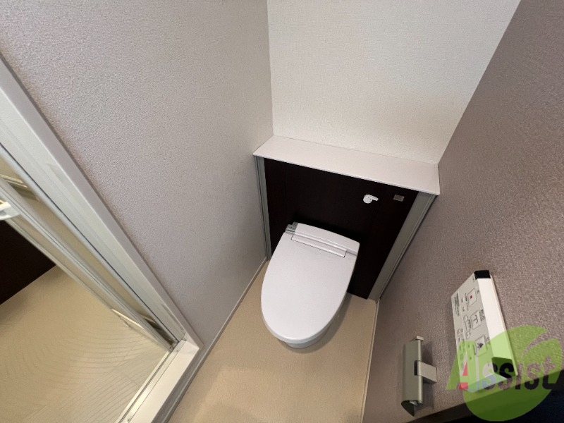 トイレ　温水洗浄便座でウォシュレット機能も付いています。