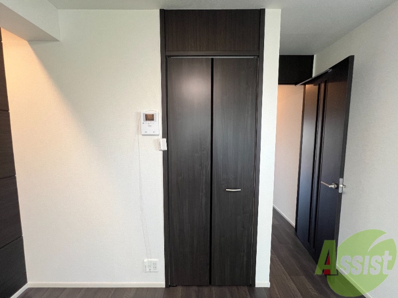 収納　収納は高さも十分にあり、丈が長い物でも収納可能です。