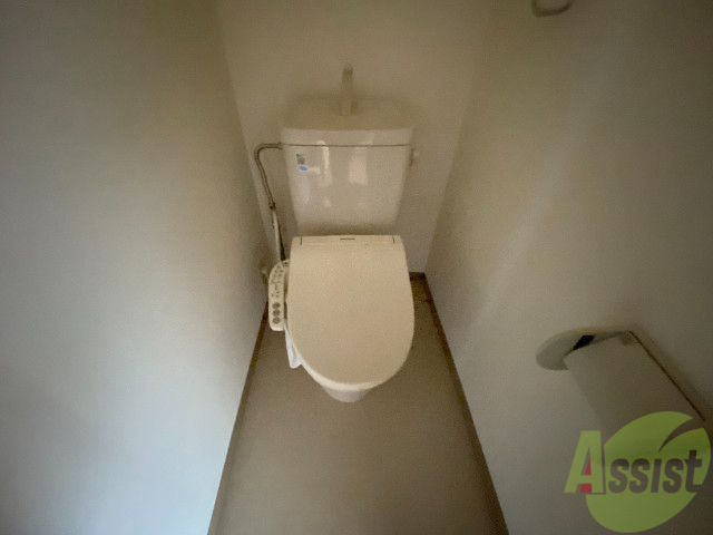 トイレ　温水洗浄付きの便座です。便利で使い勝手がいいですね。