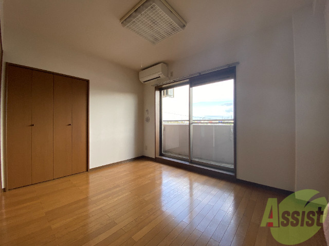 その他部屋・スペース　寝室のお写真です。陽の光が気持ちいいですね。