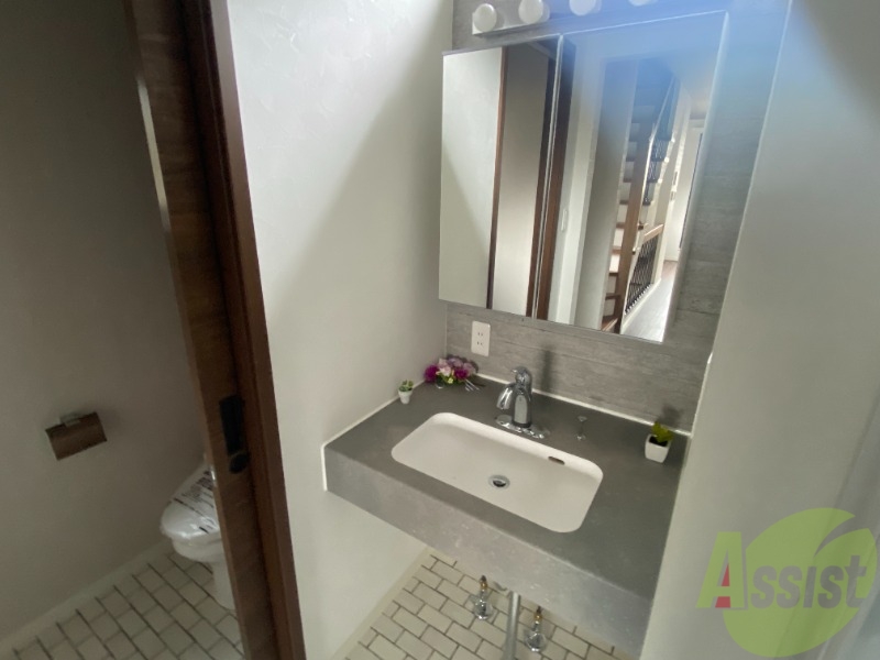 洗面設備　独立洗面台付きで、朝の身支度もばっちりです。