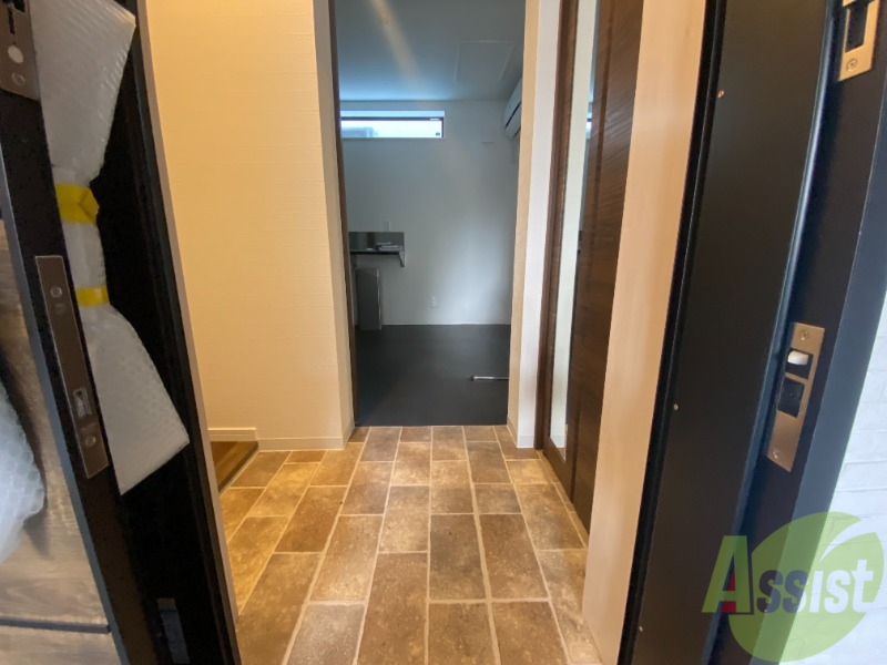 玄関　玄関から、すぐにお部屋が見えないので安心です。