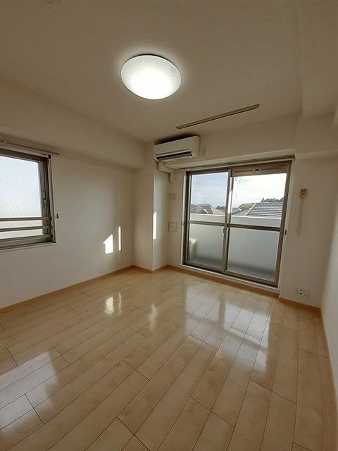 居室・リビング　エアコン付きの明るい室内です。