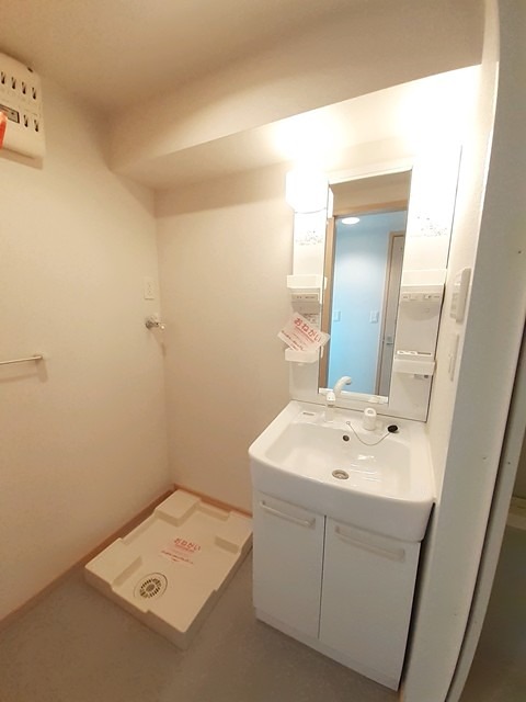 洗面設備　朝の忙しい時に便利な洗面台です。