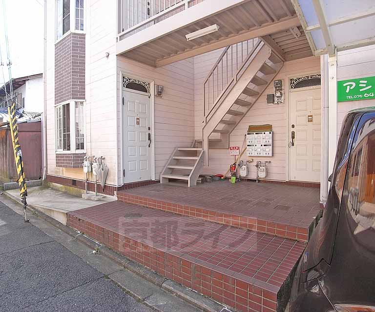 エントランス　少し道路から段上がりです。