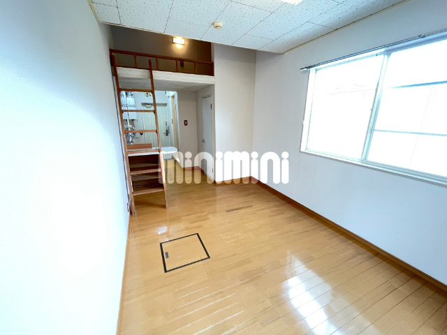 居室・リビング　キレイなフローリングのお部屋です。