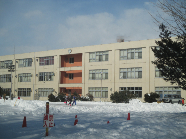 小学校　帯広市立啓北小学校（小学校）まで596m